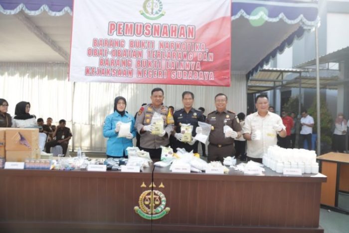 Pemusnahan barang bukti narkoba di halaman kantor Kejaksaan Negeri (Kejari) Surabaya.