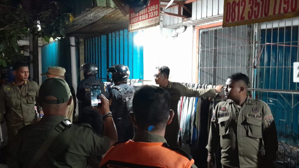 Penertiban pedagang pakaian bekas di pedestrian Jalan Ngaglik Surabaya (dok. Satpol PP Surabaya)