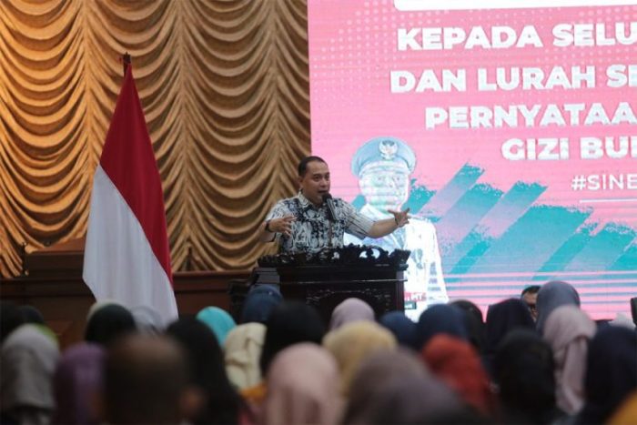 Wali Kota Eri Cahyadi saat memberikan pengarahan jajarannya di Graha Sawunggaling Lantai 6, Gedung Pemkot Surabaya, Jumat (14/7/2023) sore.