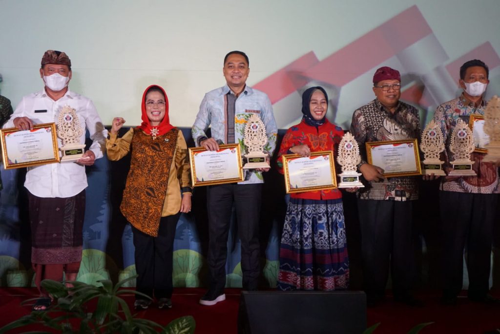 Dok. Wali Kota Eri Cahyadi saat menerima penghargaan Penggerak Koperasi Terbaik se-Indonesia pada tahun 2022.