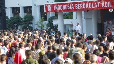 Wali Kota Surabaya, Eri Cahyadi saat memberikan pengarahan di Halaman Balai Kota, Kamis (16/7/2026).