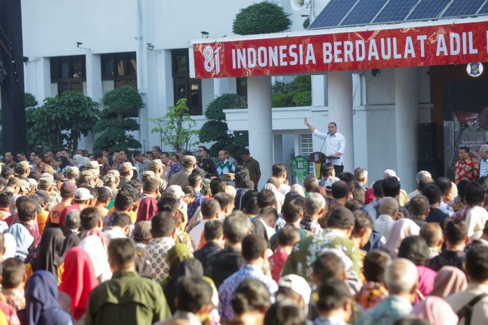 Wali Kota Surabaya, Eri Cahyadi saat memberikan pengarahan di Halaman Balai Kota, Kamis (16/7/2026).